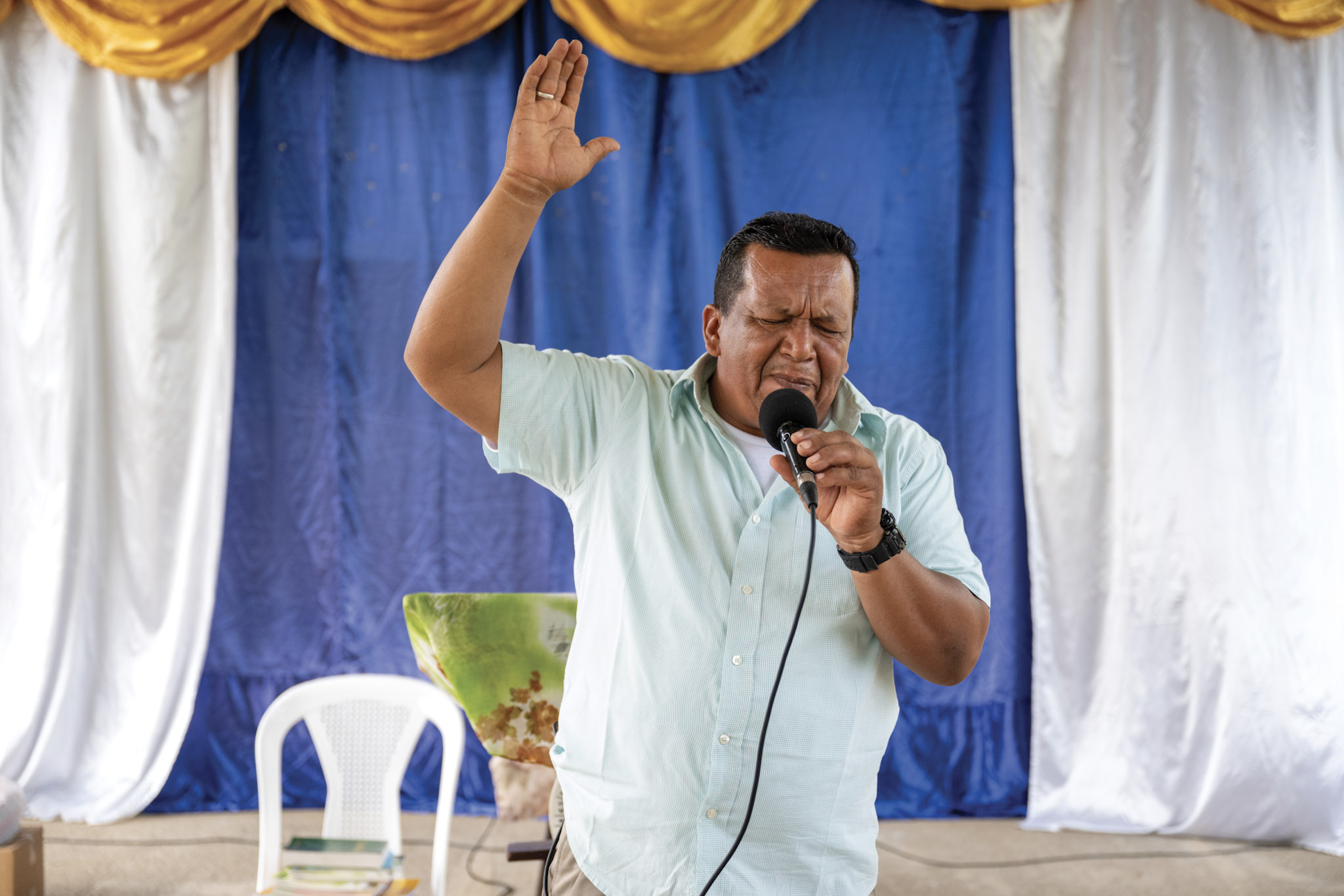 Salustiano praying and preaching in Nicaragua | Bible League